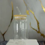 vaso de vidrio con pitillo