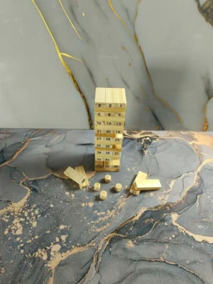 Jenga Compacto Madera | Set de 54 Piezas Numeradas y 4 Dados ¡Desafío de Precisión y Suerte!